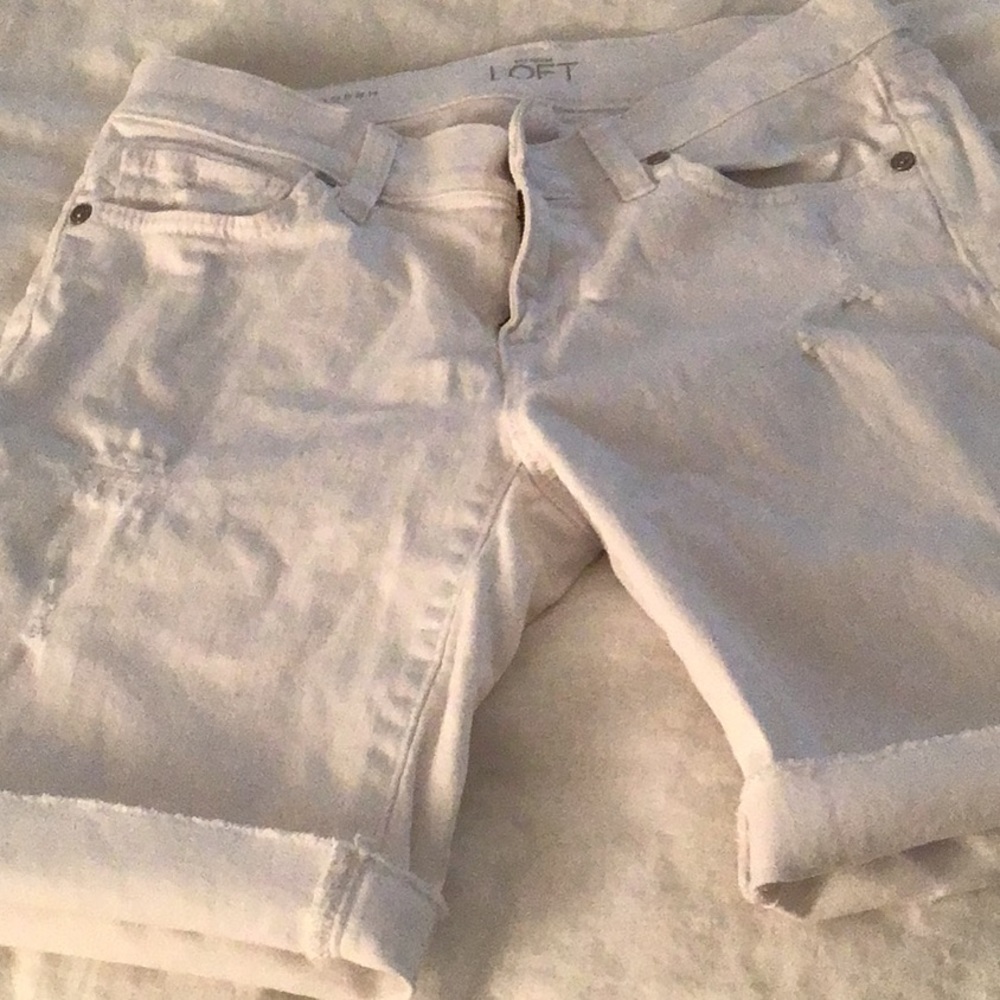 Loft white 7 inch distressed cuff jean short